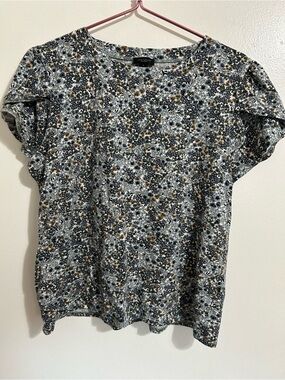 Ann Taylor Women’s Ruffled Shoulder Dressy Top, size large